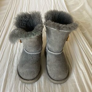 Kids uggs shoes size 8